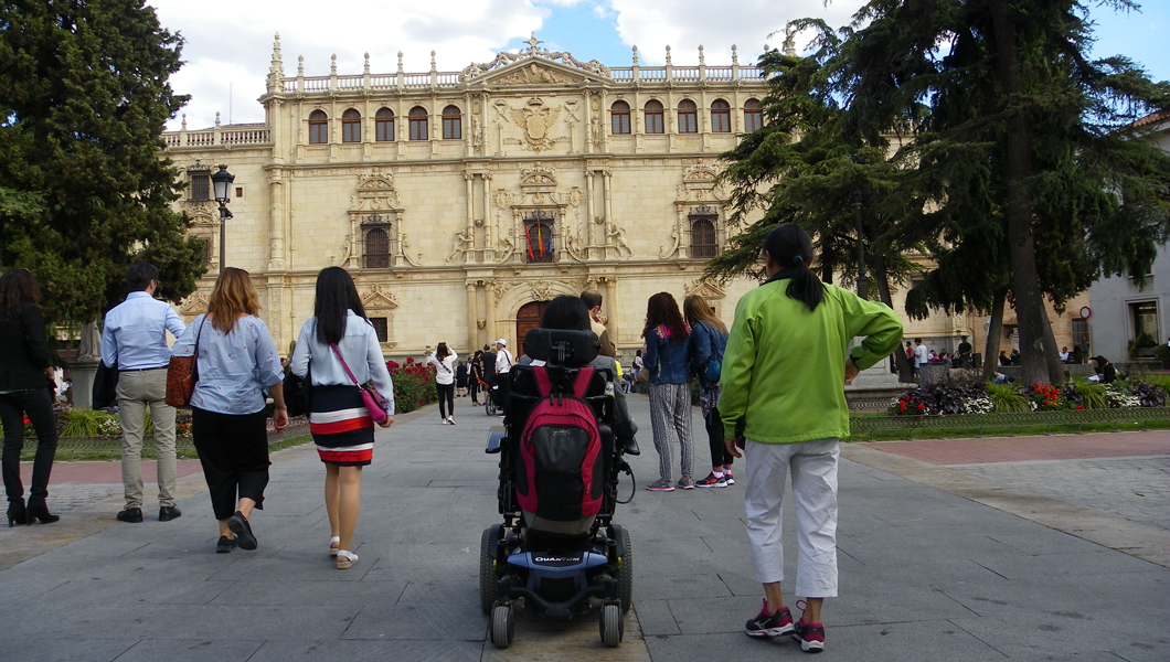 Una chica de espaldas en silla de ruedas de alquiler en Alcalá de Henares
